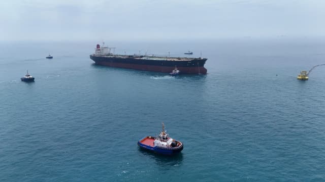 El petrolero HELGA atracó en una de las terminales petroleras marinas del sur de Irak, cerca de Basora, para cargar crudo. Se convirtió en el segundo buque en llegar desde el cierre del estrecho de Ormuz, el 24 de abril de 2026. (Mohammed Aty/Reuters).