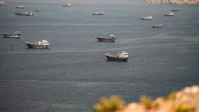 Buques en el estrecho de Ormuz, vistos desde Musandam, Omán, el 18 de junio de 2026. (Stringer /Reuters).