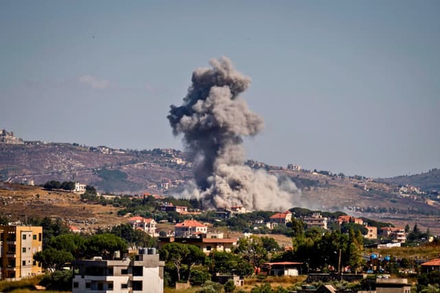 Se observa un ataque aéreo del ejército israelí en Nabatieh, Líbano, el 19 de junio de 2026. (Adri Salido/Getty Images).