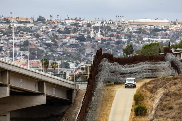 Agentes de la Patrulla Fronteriza vigilan la frontera entre Estados Unidos y México cerca de San Diego el 27 de mayo de 2026. (John Fredricks/The Epoch Times).
