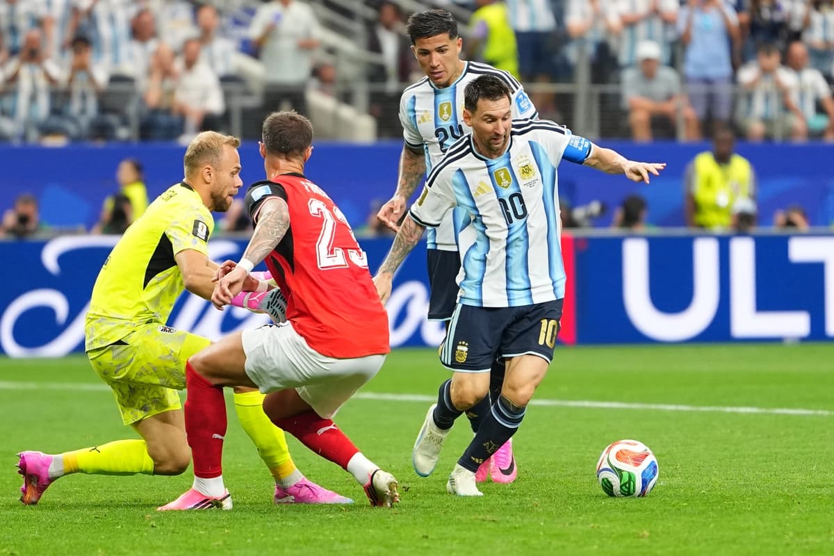 Lionel Messi, de Argentina (derecha), regatea al portero austriaco Alexander Schlager para marcar el segundo gol de su equipo durante el partido de fútbol del Grupo J de la Copa Mundial entre Argentina y Austria en Arlington, Texas, cerca de Dallas, el lunes 22 de junio de 2026. (Foto AP/Julio Cortez).