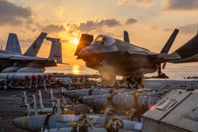 Un F-35C Lightning II, perteneciente al Escuadrón de Caza y Ataque de la Infantería de Marina (VMFA) 314, se prepara para operaciones de vuelo en la cubierta de vuelo del portaaviones de clase Nimitz USS Abraham Lincoln (CVN 72) en apoyo de la Operación Epic Fury, el 3 de marzo de 2026. (Armada de los Estados Unidos)