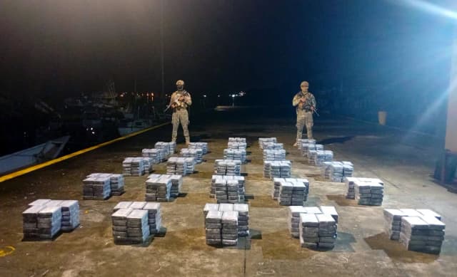 Las autoridades estadounidenses colaboraron con socios extranjeros para recuperar 783 kilos de cocaína y detuvieron a cuatro contrabandistas. (Cortesía de la JIATFS).
