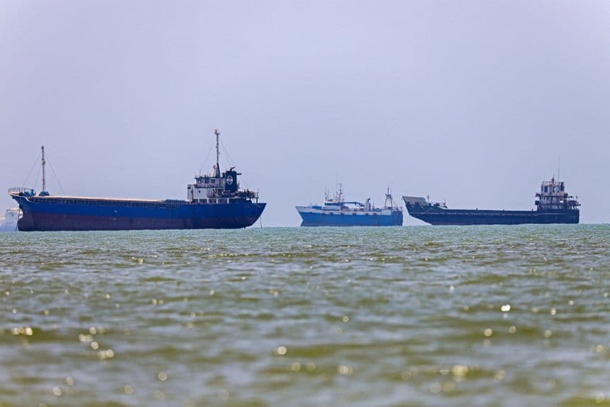 En esta fotografía, obtenida de la agencia de noticias iraní ISNA el 18 de junio de 2026, se observan buques anclados en Bandar Abbas, a lo largo del estrecho de Ormuz. (Amirhossein Khorgooei/AFP vía Getty Images)