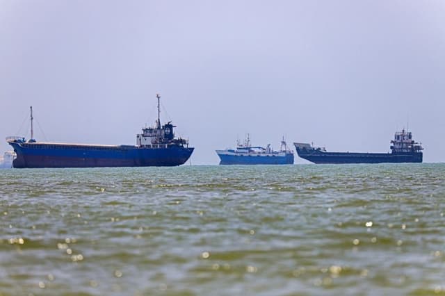 En esta fotografía, obtenida de la agencia de noticias iraní ISNA el 18 de junio de 2026, se observan buques anclados en Bandar Abbas, a lo largo del estrecho de Ormuz. (Amirhossein Khorgooei/AFP vía Getty Images)