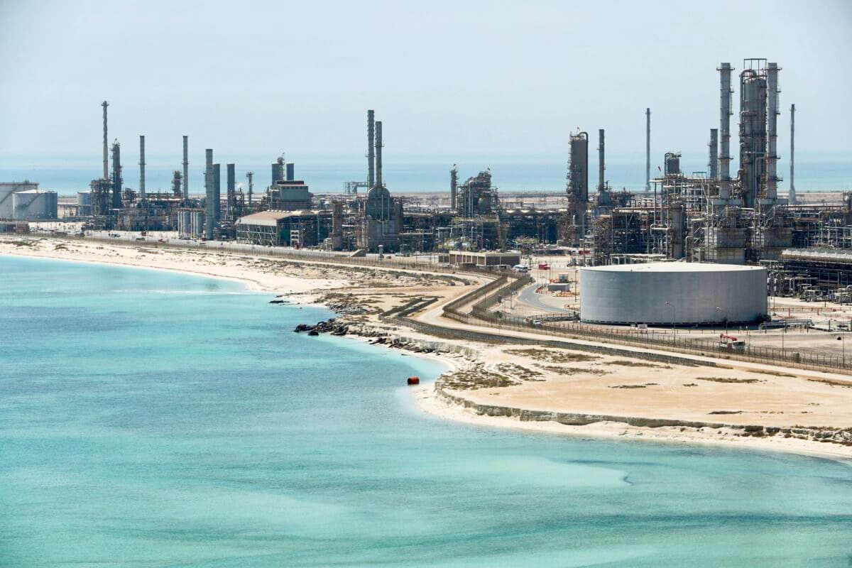 Refinería y terminal petrolera de Ras Tanura de Saudi Aramco en Arabia Saudita, el 21 de mayo de 2018. (Ahmed Jadallah/Reuters)