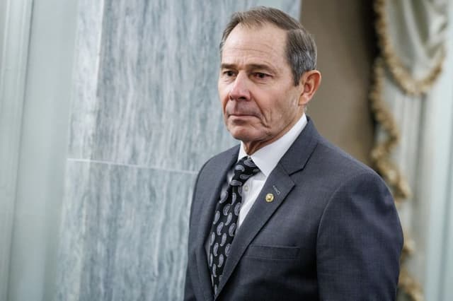 El senador John Curtis (R-Utah) llega a la audiencia de confirmación del Comité de Comercio, Ciencia y Transporte del Senado sobre la nominación de Sean Duffy por parte del presidente electo de Estados Unidos, Donald Trump, para el cargo de Secretario de Transporte, en el edificio de oficinas del Senado Russell en Washington, el 15 de enero de 2025. (Samuel Corum/Getty Images)
