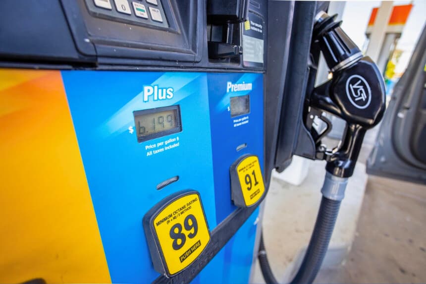 Trump advierte a minoristas de gasolina que tendrán "grandes problemas" si no bajan los precios