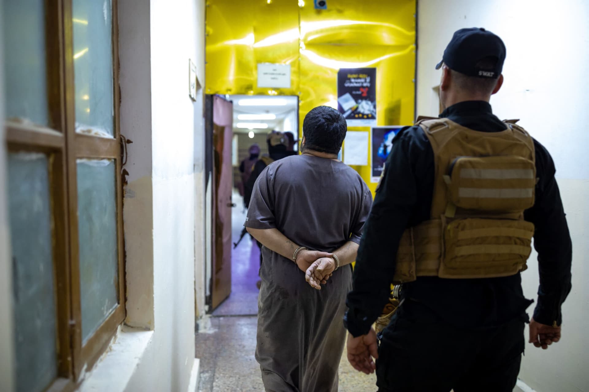 Varios traficantes son trasladados para ser interrogados tras haber sido detenidos. (YOUNES MOHAMMAD/Middle East Images/AFP vía Getty Images)