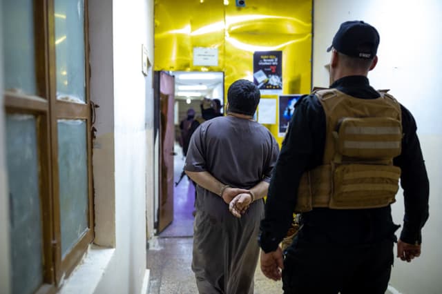 Varios traficantes son trasladados para ser interrogados tras haber sido detenidos. (YOUNES MOHAMMAD/Middle East Images/AFP vía Getty Images)