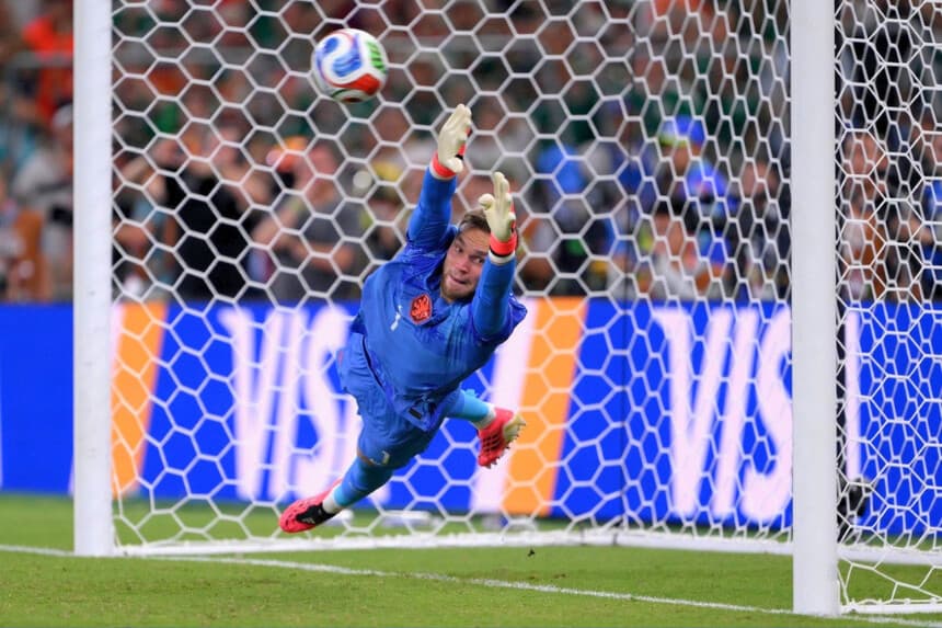 Bart Verbruggen, n.º 1 de los Países Bajos, se lanza al suelo mientras Chemsdine Talbi, n.º 7 de Marruecos, anota el tercer penal de su equipo durante la tanda de penales del partido de la ronda de 32 de la Copa Mundial de la FIFA 2026 entre los Países Bajos y Marruecos, celebrado en el Estadio de Monterrey, en Guadalupe, México, el 29 de junio de 2026. (David Ramos/Getty Images).