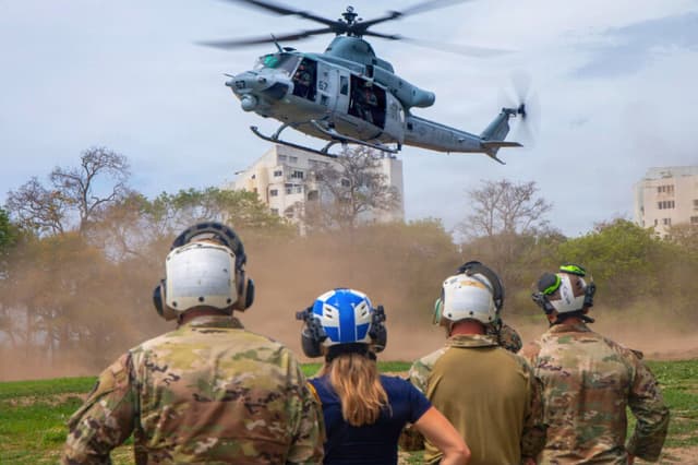 Un helicóptero UH-1Y Venom del Cuerpo de Marines de los Estados Unidos, adscrito al Escuadrón de Tiltrotores Medianos de los Marines (VMM) 365 (Reforzado), de la Fuerza de Combate Litoral 24, se prepara para aterrizar durante un vuelo de evaluación aérea de daños, en Caracas, Venezuela, el 28 de junio de 2026. (Foto del Cuerpo de Marines de Estados Unidos).