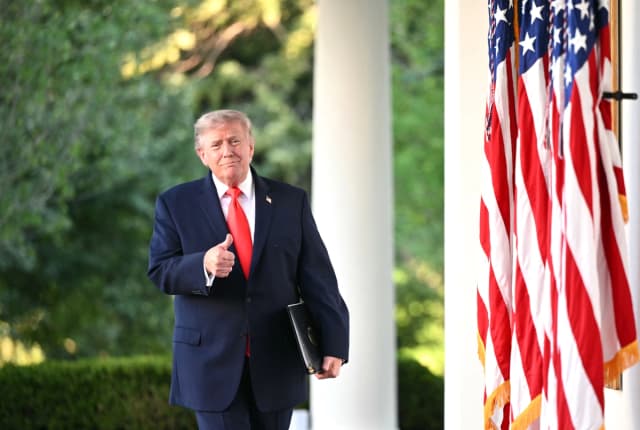 El presidente Donald Trump llega para pronunciar un discurso durante una cena del Club del Jardín de las Rosas en la Casa Blanca el 25 de junio de 2026. (Mandel NGAN / AFP).