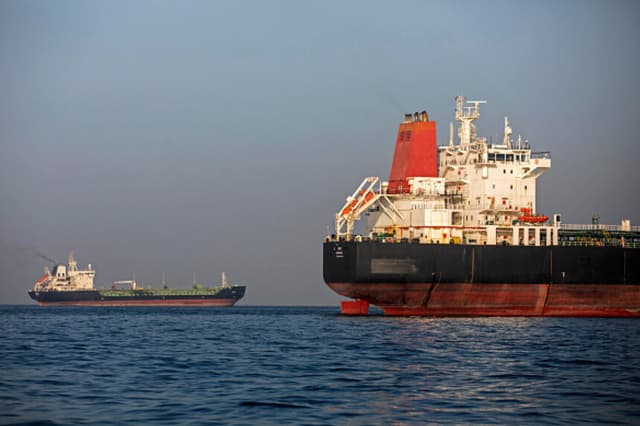 Buques anclados en el estrecho de Ormuz, cerca de la isla iraní de Larak, el 16 de mayo de 2026, mientras siguen estancadas las negociaciones entre EE. UU. e Irán para reabrir esta vía marítima crucial. (Majid Saeedi/Getty Images).