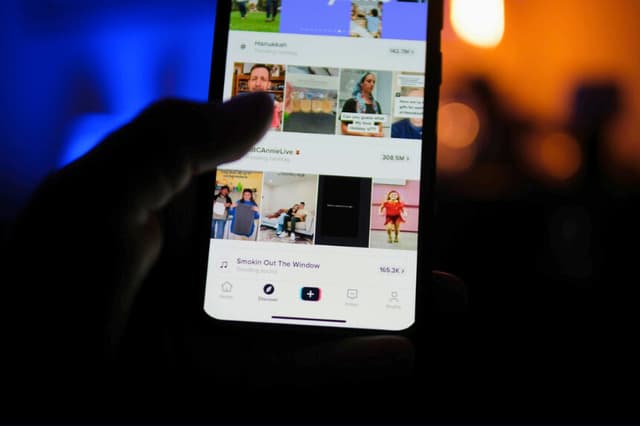 En esta foto de archivo, un hombre sostiene un teléfono en el que se ve la aplicación TikTok. (Oleksii Pydsosonnii/The Epoch Times).