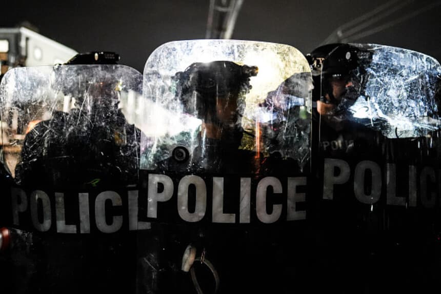 Departamento de Justicia libra una batalla nacional para que agentes federales puedan usar mascarillas