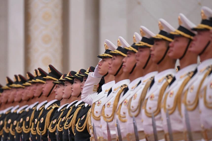 Una guardia de honor militar de la República Popular de China espera la llegada del primer ministro Anthony Albanese antes de una reunión con el primer ministro chino Li Qiang en el Gran Salón del Pueblo en Beijing, China, el martes 7 de noviembre de 2023. La reunión del primer ministro con el primer ministro Li pondrá fin a la primera visita a ese país asiático de un primer ministro en ejercicio desde 2016. (Imagen de AAP/Lukas Coch PROHIBIDO ARCHIVAR).