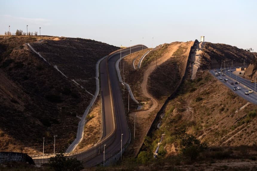 Piden a migrantes no cruzar ilegalmente la frontera durante el calor del verano