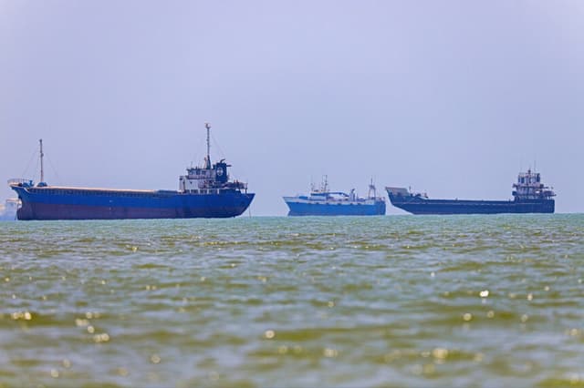 En esta imagen, obtenida de la agencia de noticias iraní ISNA el 18 de junio de 2026, se observan embarcaciones ancladas en Bandar Abbas, a lo largo del estrecho de Ormuz. (Amirhossein Khorgooei/AFP vía Getty Images(.