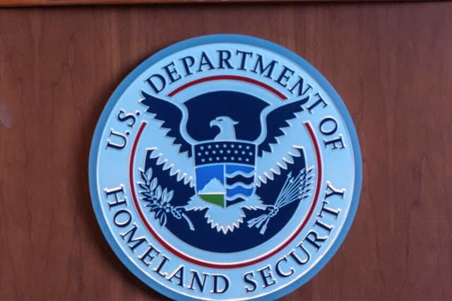 Logo de Seguridad Nacional en una conferencia de prensa en Nueva York el 21 de julio de 2025 en la ciudad de Nueva York. (Spencer Platt/Getty Images)