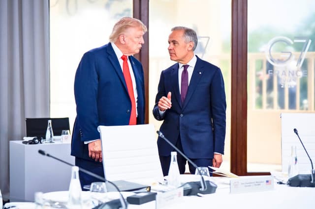El primer ministro de Canadá, Mark Carney, y el presidente de Estados Unidos, Donald Trump, intervienen en el almuerzo de trabajo del G7, durante la cumbre del G7 celebrada en Evian-les-Bains, Francia, el 16 de junio de 2026. (The Canadian Press/Christopher Katsarov).