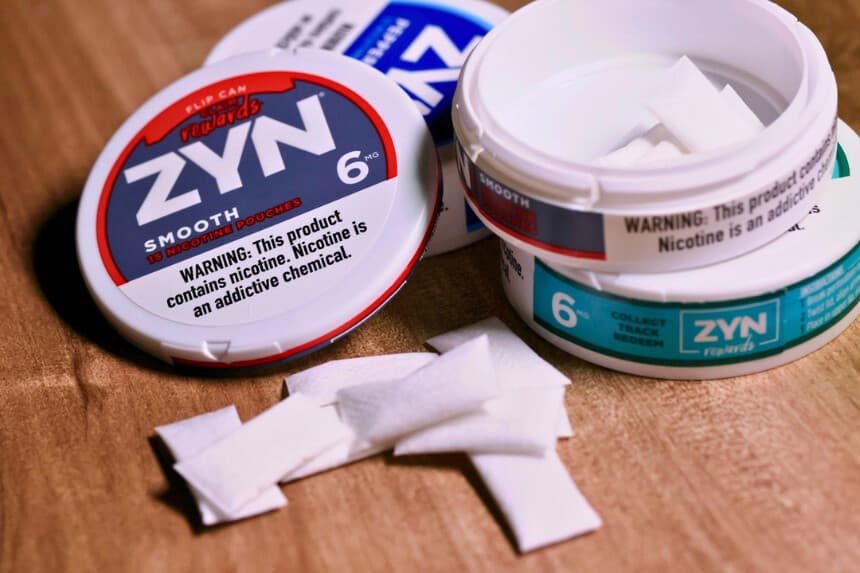 Estuches y bolsitas de nicotina de la marca Zyn sobre una mesa en la ciudad de Nueva York, el 29 de enero de 2024. (Michael M. Santiago/Getty Images).
