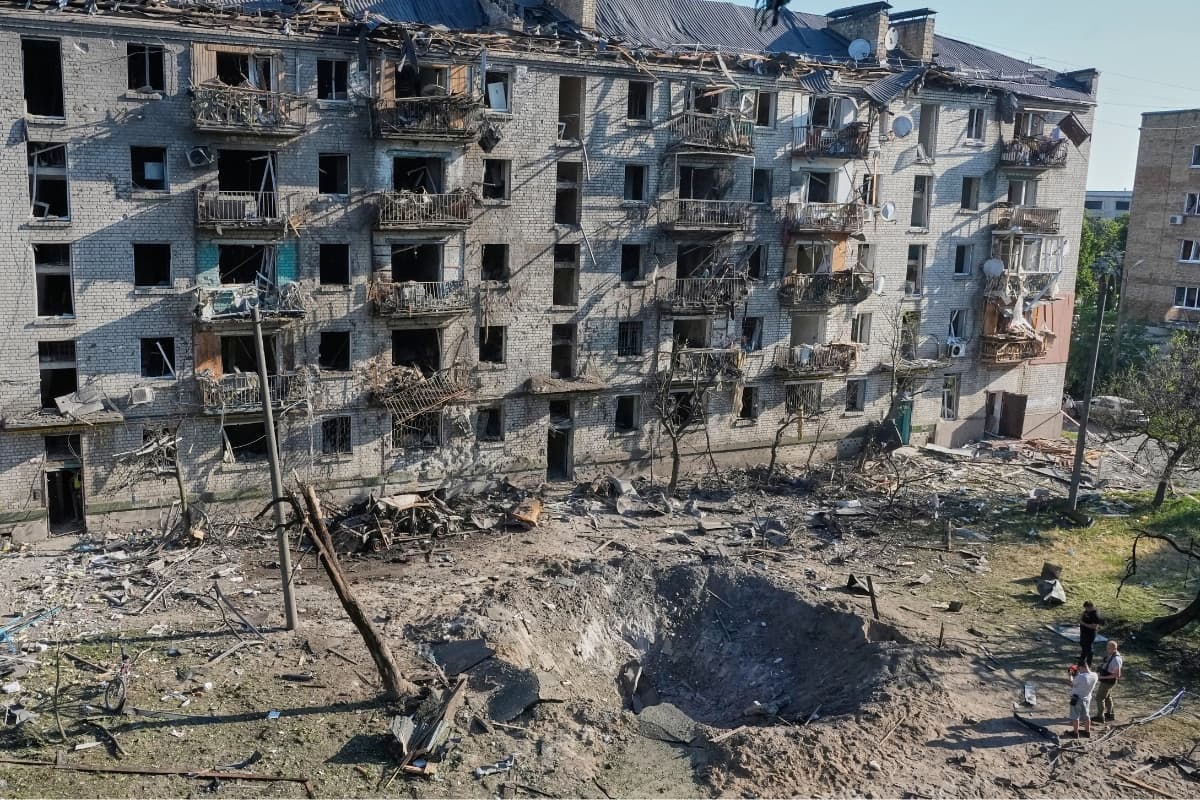 Las personas observan el lugar donde un misil ruso impactó en un edificio residencial en Kiev, Ucrania, el 2 de julio de 2026. (Efrem Lukatsky/ AP Photo)