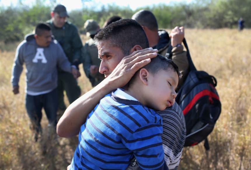 Imagen ilustrativa: Un padre sostiene a su hijo dormido, de 3 años, después de que ellos y otros inmigrantes ilegales fueran detenidos por agentes de la Patrulla Fronteriza el 7 de diciembre de 2015, cerca de Rio Grande City, Texas. (John Moore/Getty Images)