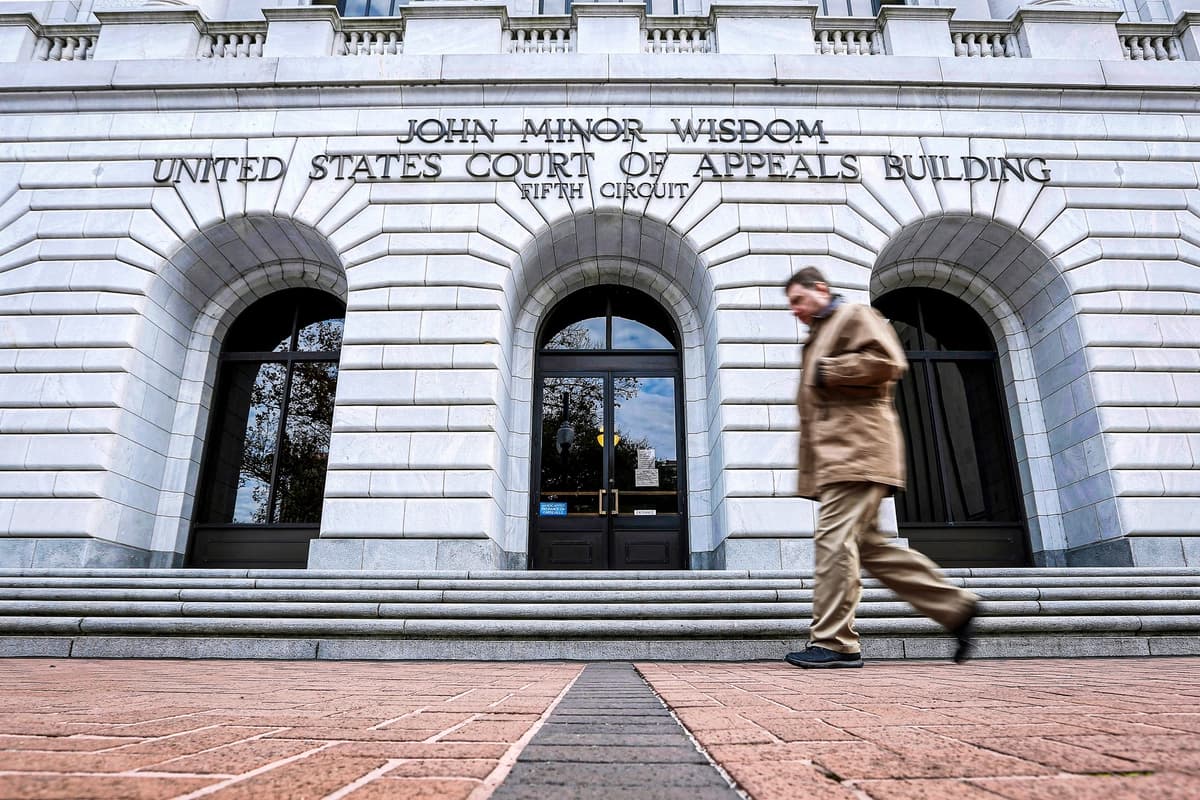 Un hombre camina frente al Tribunal de Apelaciones del Quinto Circuito de EE. UU. en Nueva Orleans, Luisiana, en una foto de archivo. (Jonathan Bachman/AP Photo)