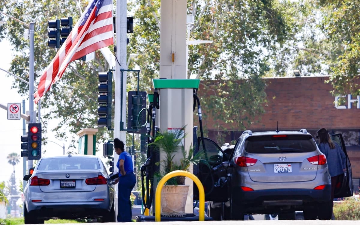 La caída del petróleo da un respiro a los automovilistas antes del 4 de julio
