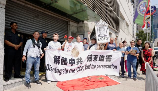 Activistas chinos prodemocracia realizaron una procesión fúnebre simbólica para el Partido Comunista Chino frente al Consulado de China en Nueva York el 1 de julio de 2026. (NTD).