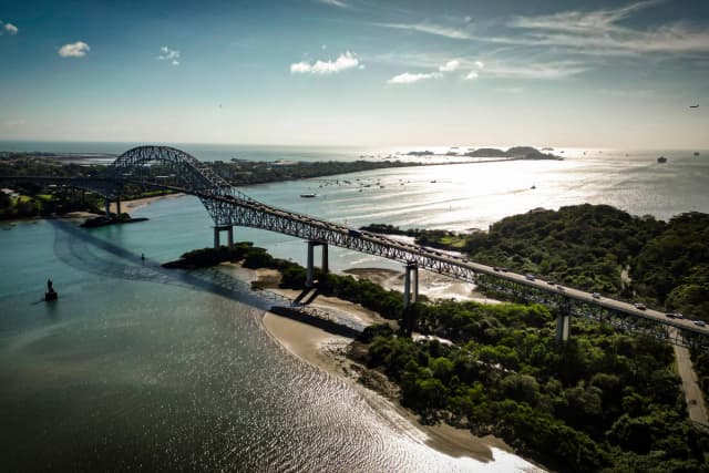 Vista aérea del Puente de las Américas en la entrada del Pacífico del Canal de Panamá, junto al puerto de Balboa en la Ciudad de Panamá, Panamá, el 30 de enero de 2026. (Martin Bernetti/AFP vía Getty Images)