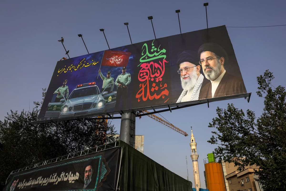 Una valla publicitaria con la imagen del difunto líder supremo de Irán, el ayatolá Ali Jamenei, y del líder supremo actual, el ayatolá Mojtaba Jamenei, en la plaza Valiasr de Teherán, Irán, el 2 de julio de 2026. (Murad Sezer/Reuters)