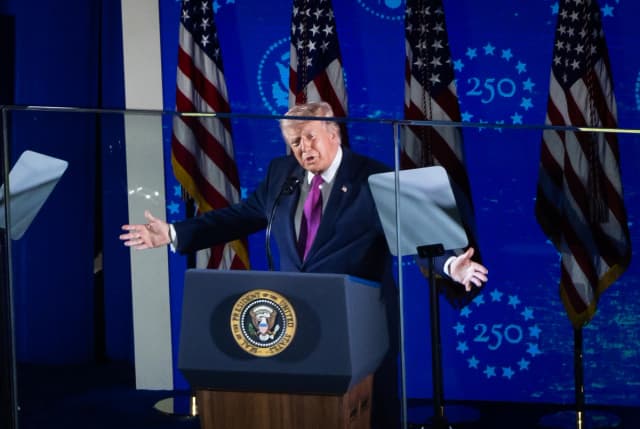 El presidente Donald Trump habla durante un mitin en el Monumento Nacional del Monte Rushmore en Keystone, Dakota del Sur, el 3 de julio de 2026. (John Fredricks/The Epoch Times)