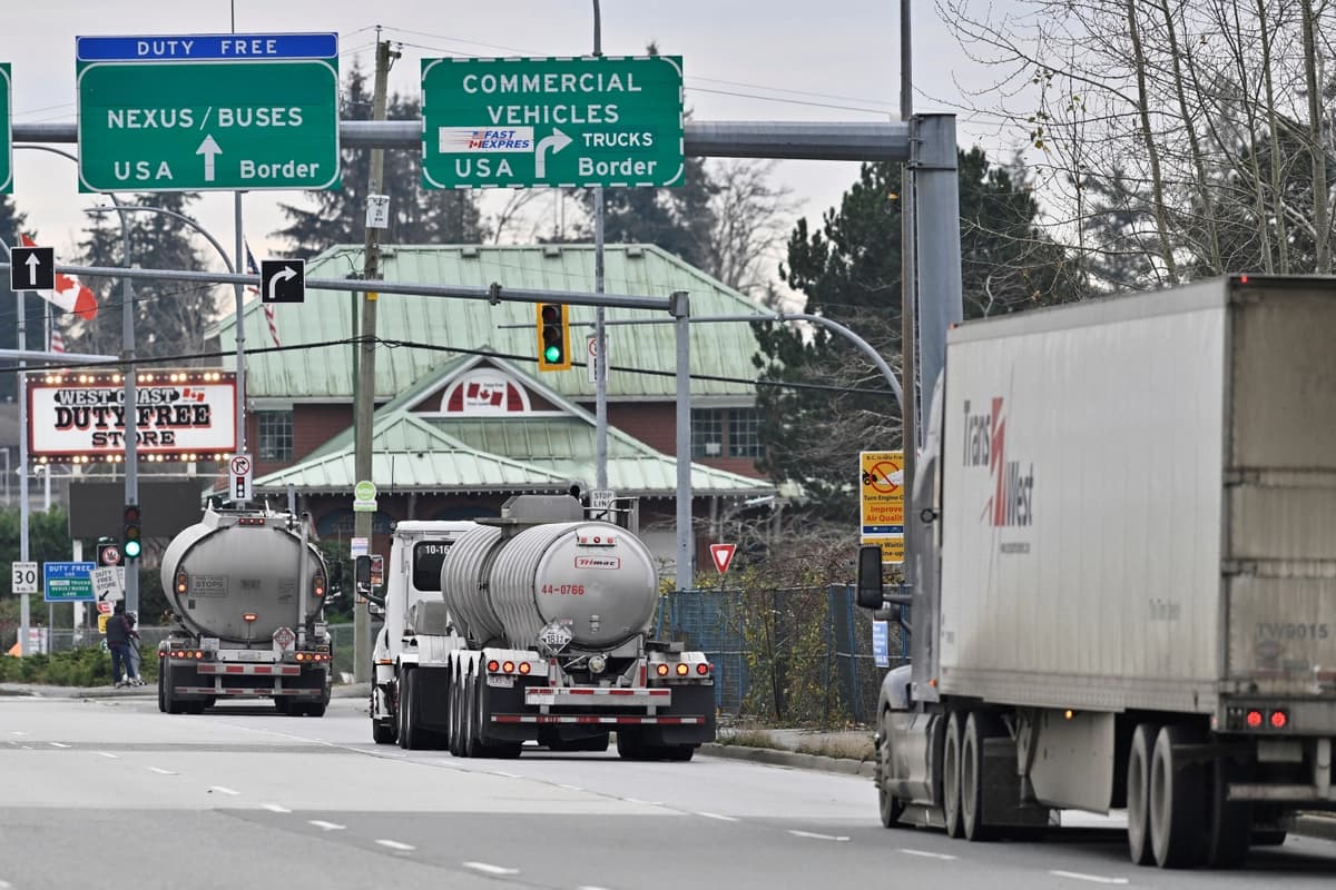 Camiones comerciales se dirigen hacia el puesto fronterizo de Pacific Highway desde el sur de Surrey, Columbia Británica, Canadá, el 26 de noviembre de 2024. (Jennifer Gauthier/Reuters)