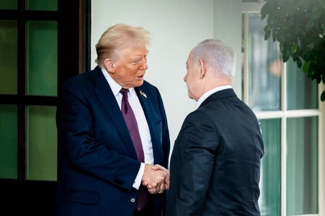 El presidente Donald Trump saluda al primer ministro israelí Benjamin Netanyahu en la Casa Blanca el 29 de septiembre de 2025. (Madalina Kilroy/The Epoch Times)
