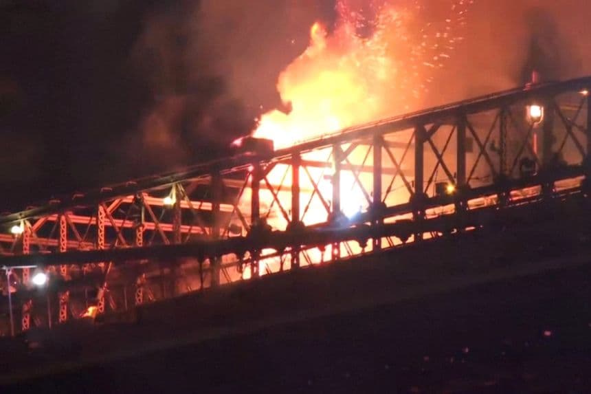 Se desata incendio en el puente de Brooklyn durante espectáculo de fuegos artificiales de Nueva York