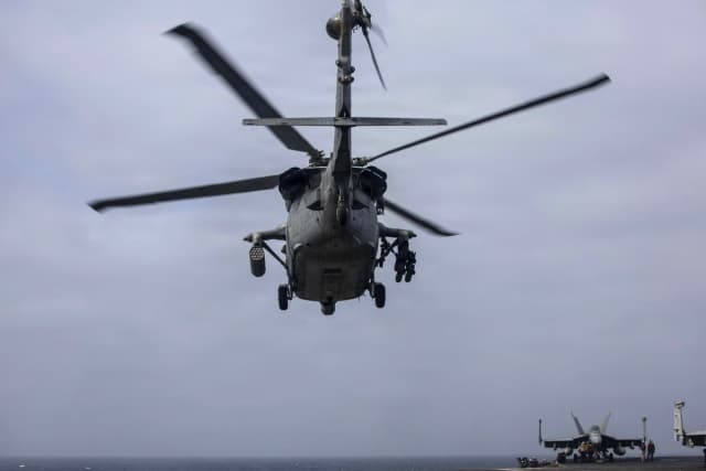 Un MH-60S Sea Hawk, adscrito al Escuadrón de Combate Marítimo en Helicóptero (HSC) 5, despega del portaaviones clase Nimitz USS George H.W. Bush (CVN 77) mientras navega por el Mar Arábigo, el 16 de junio de 2026. (Foto de la Armada de EE. UU.)