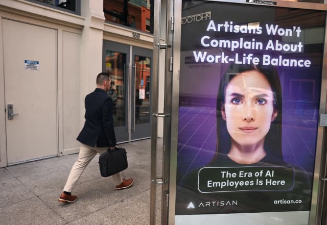 Un anuncio de la empresa de IA Artisan en la calle 2nd Street de San Francisco el 5 de diciembre de 2024. (Justin Sullivan/Getty Images)