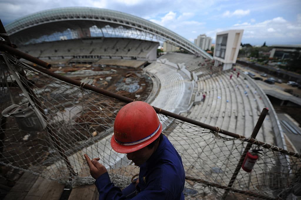 Trabajadores chinos construyen el nuevo Estadio Nacional de Costa Rica el 30 de abril de 2010, en el Parque La Sabana, en San José. El recinto fue diseñado con capacidad para 35,000 espectadores, y en su construcción participaron unos 600 ingenieros y trabajadores chinos. La obra fue una oferta de China después de que Costa Rica estableciera relaciones diplomáticas con Beijing el 1 de junio de 2007. (Foto de YURI CORTEZ/AFP vía Getty Images)