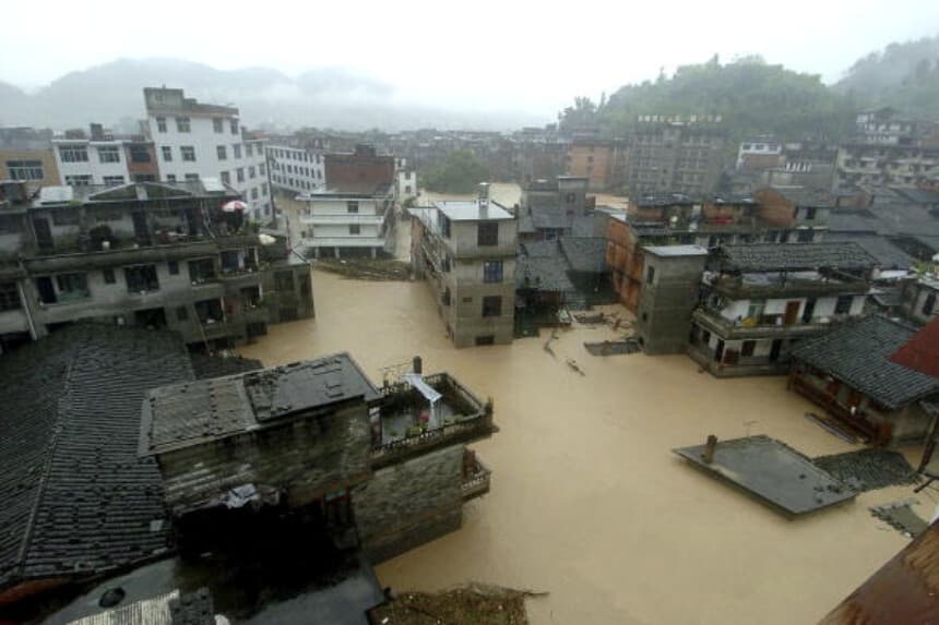 Imagen Ilustrativa: Vista aérea de las inundaciones en el condado de Shunchang, provincia de Fujian, China, el 22 de junio de 2005. Las lluvias torrenciales causaron graves inundaciones en varias provincias, con decenas de muertos, desaparecidos y millones de afectados. (China Photos/Getty Images).