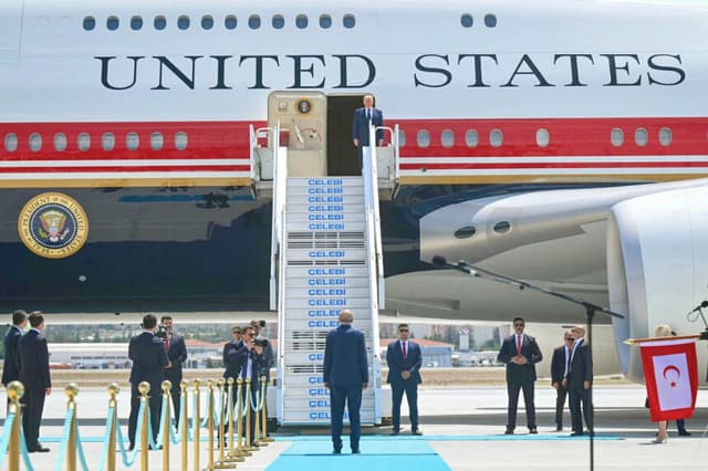 El presidente turco, Recep Tayyip Erdogan (en el centro, abajo), da la bienvenida al presidente de Estados Unidos, Donald Trump (arriba), a su llegada a bordo del Air Force One, en su viaje para asistir a la 36.ª Cumbre de Jefes de Estado y de gobierno de la OTAN en la base aérea de Etimesgut, cerca de Ankara, el 7 de julio de 2026. (SAUL LOEB / AFP vía Getty Images).