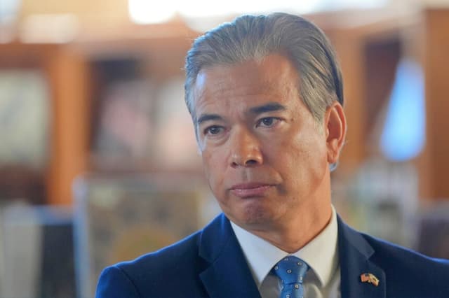 El fiscal general de California, Rob Bonta, habla en una conferencia de prensa en la sucursal de Bernal Heights de la Biblioteca Pública de San Francisco el 4 de diciembre de 2024. (Jeff Chiu/AP Photo).