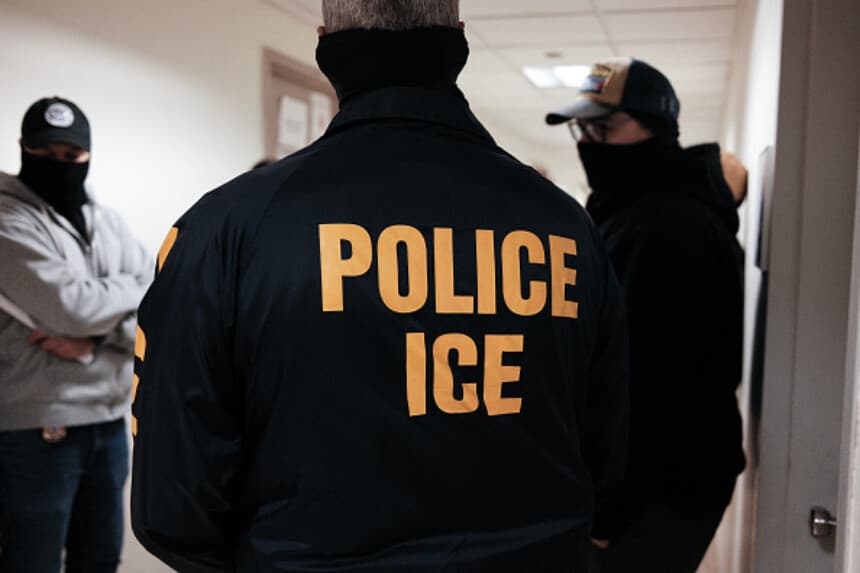 Agentes federales permanecen en un pasillo de la corte federal de inmigración en el Edificio Federal Jacob K. Javitz de Nueva York, el 17 de marzo de 2026. La deportación de inmigrantes indocumentados es una prioridad del segundo mandato del presidente Donald Trump. (CHARLY TRIBALLEAU / AFP vía Getty Images).