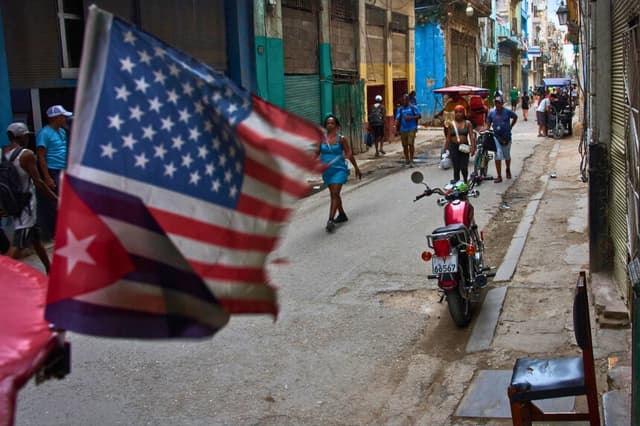 La gente camina por la calle durante un apagón en La Habana, Cuba, el 6 de julio de 2026. (Ramón Espinosa/AP).