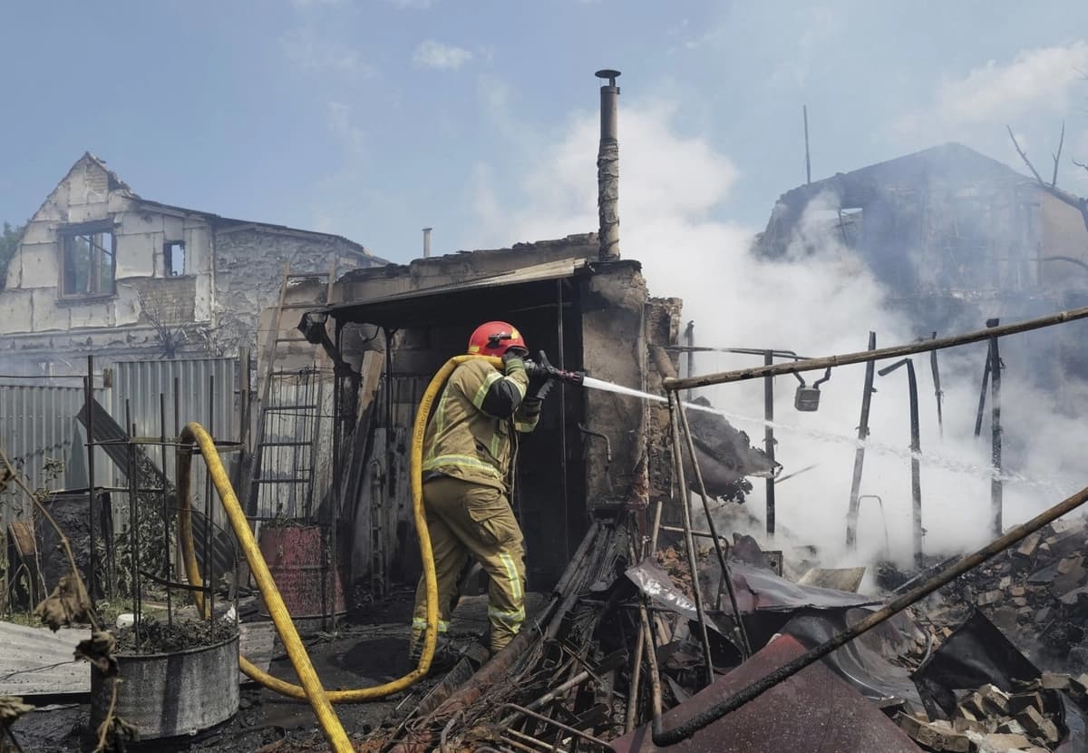 Un bombero trabaja en el lugar donde se produjeron ataques con misiles y drones rusos, en las afueras de Kiev, Ucrania, el 6 de julio de 2026. (Viacheslav Ratynskyi/Reuters)