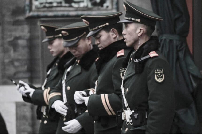 Agentes de la policía paramilitar china montan guardia en una calle cercana al Gran Salón del Pueblo, donde se celebra la inauguración de la Conferencia Consultiva Política del Pueblo Chino, en Beijing, el 4 de marzo de 2026. (Pedro Pardo/AFP vía Getty Images)