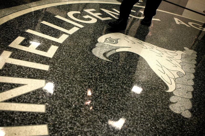 Detienen a 113 espías extranjeros activos: Director del FBI