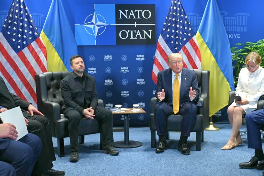 El presidente ucraniano Volodímir Zelenski (izquierda) se reúne con el presidente estadounidense Donald Trump en el marco de la Cumbre de la OTAN en el Complejo Presidencial de Bestepe en Ankara, el 8 de julio de 2026. (Saul Loeb/AFP vía Getty Images).