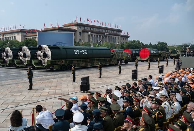 Los nuevos misiles DF-5C, de alcance global y con capacidad nuclear estratégica, se observan sobre camiones durante su presentación en un desfile militar que conmemora el 80.º aniversario del fin de la Segunda Guerra Mundial, en la Plaza de Tiananmen, en Beijing, el 3 de septiembre de 2025. (Kevin Frayer/Getty Images)
